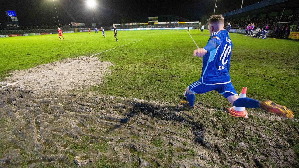 In diesen Monaten wurde manche Fläche im Ostfrieslandstadion mit Sand aufgefüllt, um den Platz "bespielbar" zu machen. Gegen den TuS Bersenbrück (Foto) und Arminia Hannover wurden die Spielfelder auch verkleinert, damit angepfiffen werden konnte. Foto: Doden/Emden