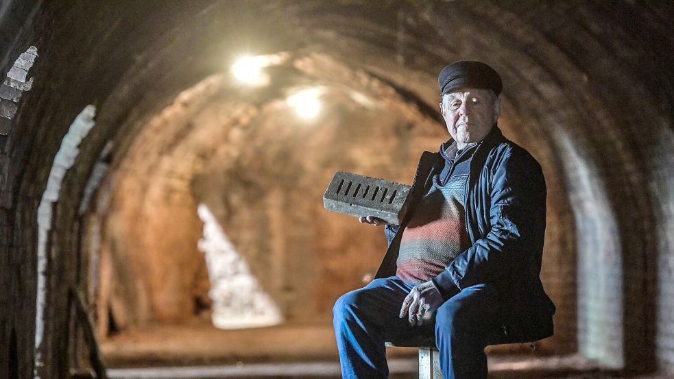 Paul Zimmer zeigt einen Backstein, der in der Ziegelei Cramer hergestellt wurde. Foto: Ortgies