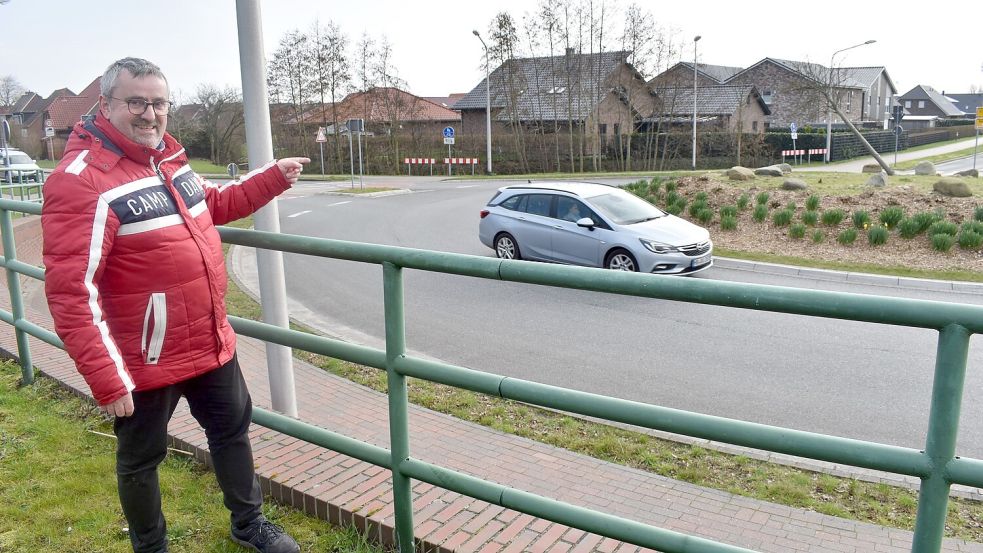 Der Carolinensieler Ortsvorsteher Simon Lübben steht am Verkehrskreisel, an den sich das letzte Teilstück der Umgehungsstraße anschließen soll. Foto: Hochmann