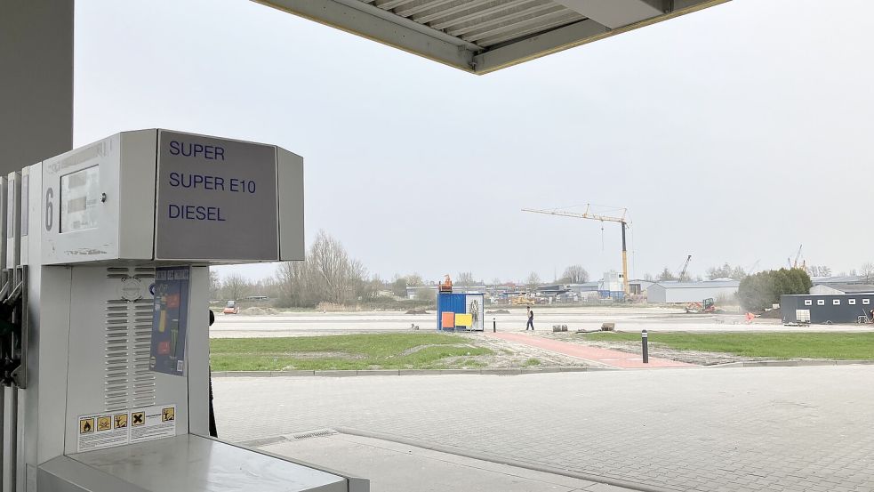 Blick von der Tanksäule auf den künftigen Rastplatz. Foto: Schuurman