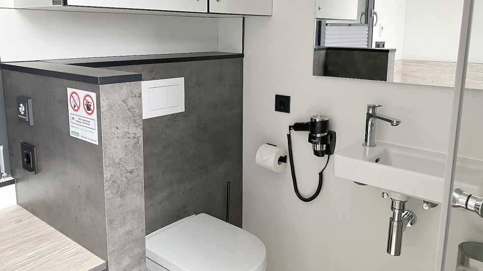 Alles untergebracht im „Raotel“-Appartement: WC und Waschgelegenheit samt Dusche. Foto: Schuurman