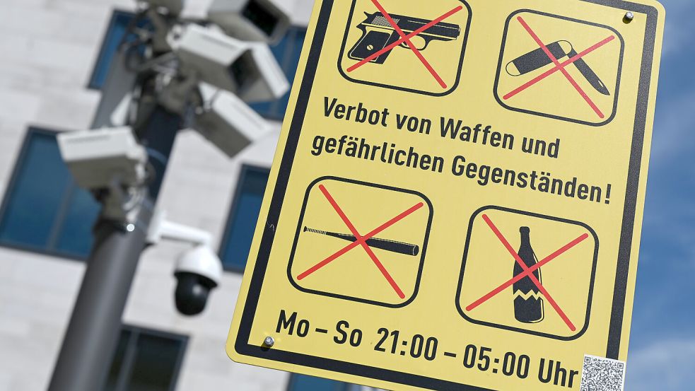 Solche Schilder könnten bald auch in Leer zu sehen sein: Ein Schild weist in Wiesbaden auf ein Verbot von Waffen und gefährlichen Gegenständen von Montag bis Sonntags von 21 bis 5 Uhr hin. Foto: Dedert/DPA
