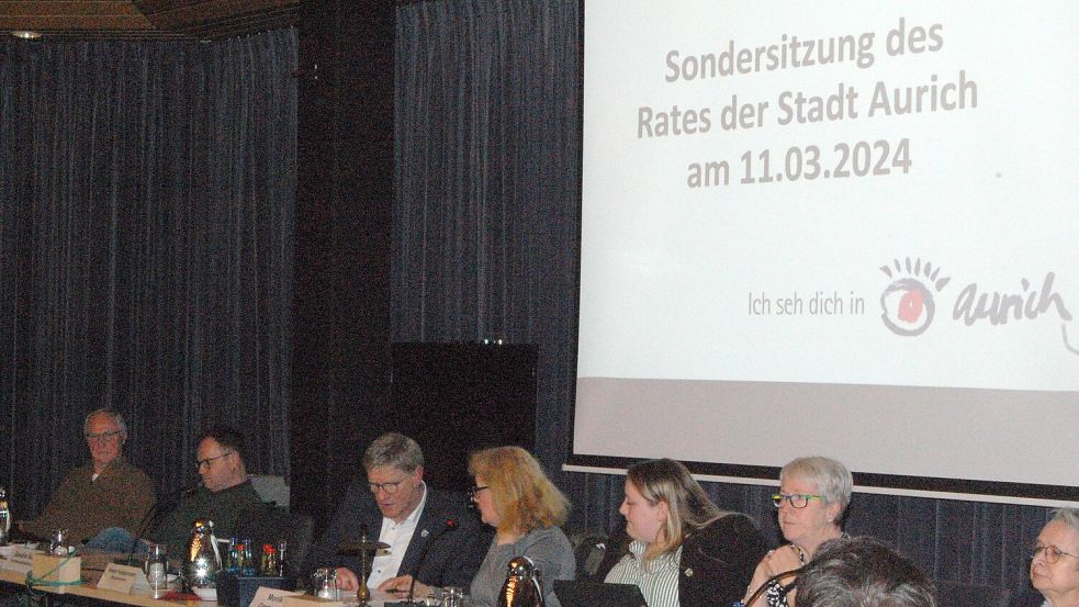 Die Sondersitzung im Ratssaal hatte nur ein Thema. Foto: Luppen