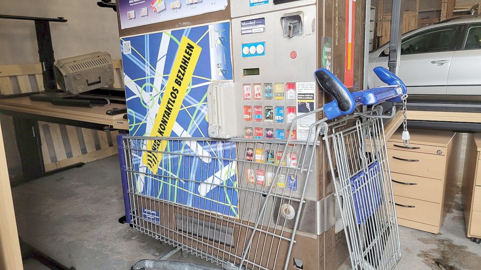 In diesem Einkaufswagen wollten die Diebe den Zigarettenautomaten stehlen. Foto: Polizei Leer/Emden