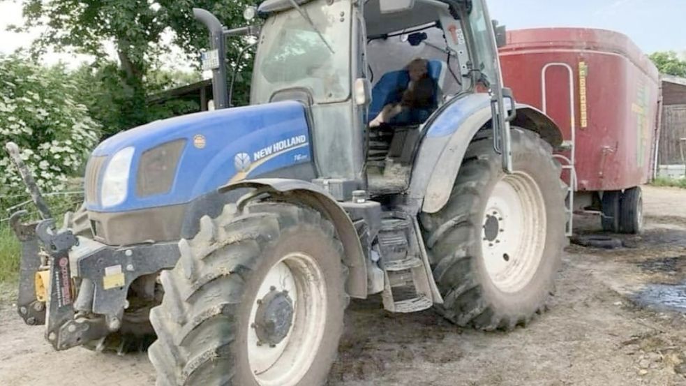 Das ist das Traktorgespann, das in Jemgum entwendet wurde. Foto: Polizei Leer/Emden