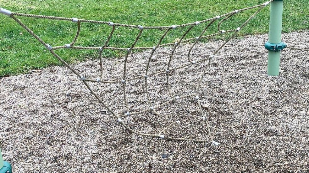 Taue und Kletternetze wurden mit einem Winkelschleifer beim Spielplatz am Heuzwinger abgetrennt und mitgenommen. Sie sind offenbar viel Geld wert. Foto: Stadt Emden/Archiv