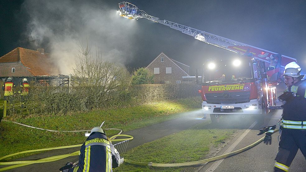 Die Drehleiter aus Leer wurde zu dem Einsatz in Holtland gerufen. Foto: Wolters