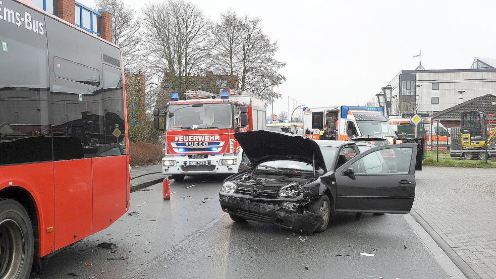 In Emden hat es einen Verkehrsunfall gegeben, bei dem ein Bus und ein Auto beteiligt waren. Foto: F. Doden