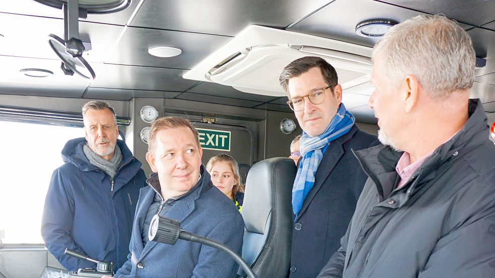 Zu Besuch an Bord der MS „Westfalen“ waren (von links): Holger Jäde vom Verband Deutscher Reeder, Staatssekretär Marco Hartrich, Auszubildende Celina Gerdes, Dr. Wessel Brons und Inspektor Claus Hirsch. Foto: AG Ems