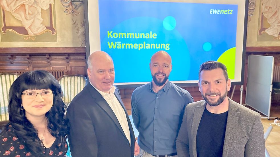 Klimaschutzmanagerin Cindy Grätz (von links), Bürgermeister Claus-Peter Horst sowie Manuel Bründl (Projektleiter, EWE Netz) und Gerrit Pruss (Kommunalbetreuer EWE Netz) freuen sich über den Beginn der kommunalen Wärmeplanung. Foto: Stadt Leer