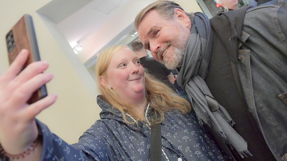 Die Schauspieler, wie hier Felix Vörtler, nahmen sich Zeit für die aufgeregten Fans. Foto: Ortgies
