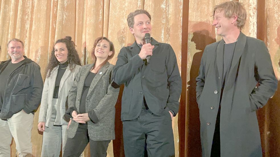 Ein großer Teil des Casts war bei der Premiere. Foto: Heinig
