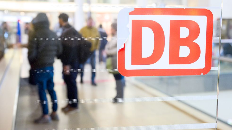Ein beschädigtes DB-Logo klebt im Hauptbahnhof Hannover. Foto: Stratenschulte/DPA