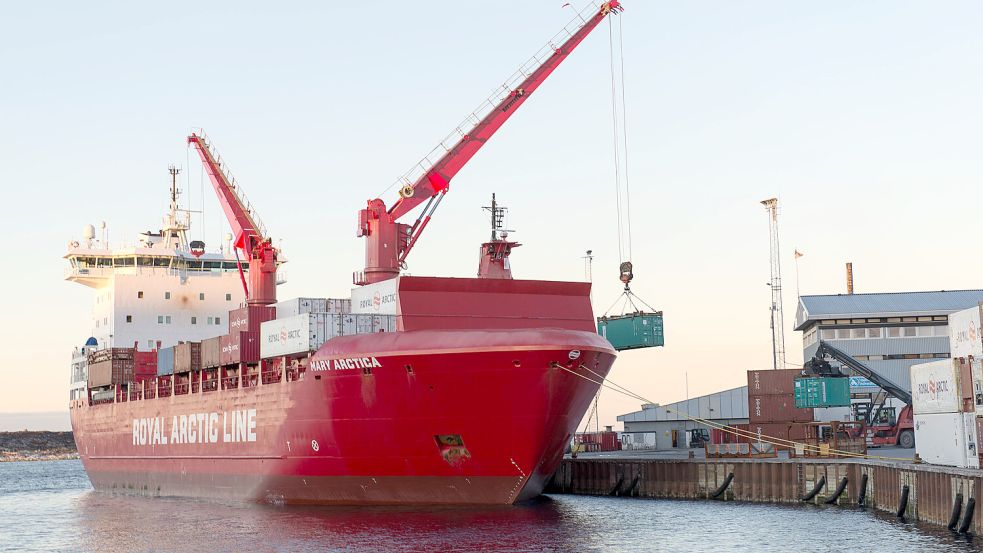 Schiffe der „Royal Arctic Line“ kommen jetzt regelmäßig nach Bremerhaven. Mit besonderer Ladung aus Grönland. Foto: IMAGO/Andreas Altenburger