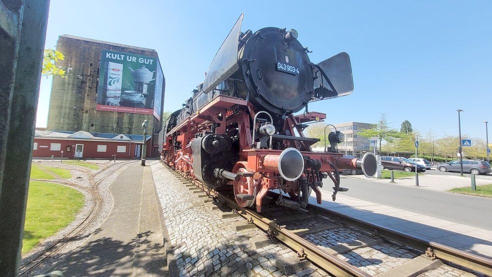 Ein Denkmal mit nationaler Bedeutung: die Dampflok „043 903-4“ am Emder Bahnhof. Foto: privat