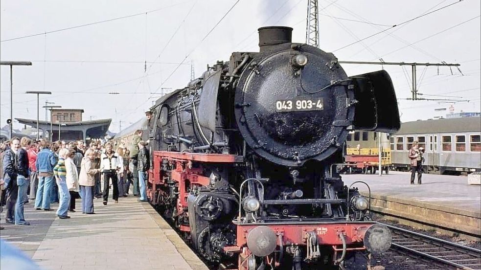 Die Ära der Dampfloks in Deutschland endete 1977 in Emden: Zuletzt gab es noch ein paar Fahrten für Eisenbahnfreunde, wie dieses Foto auf dem Emder Bahnhof zeigt. Foto: privat
