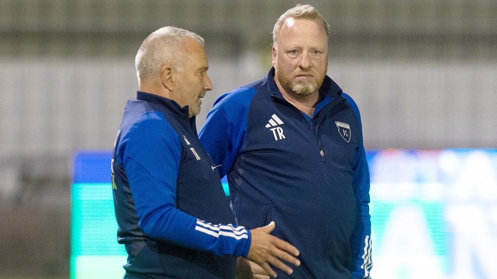 Frank Korte (rechts) trainiert die Emder U19 mit Dieter Münniks. Foto: Doden