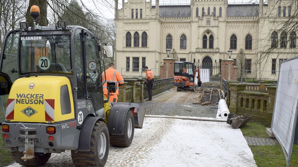 Die Arbeiten an der Schlossbrücke der Evenburg in Loga haben begonnen. Foto: Landkreis Leer