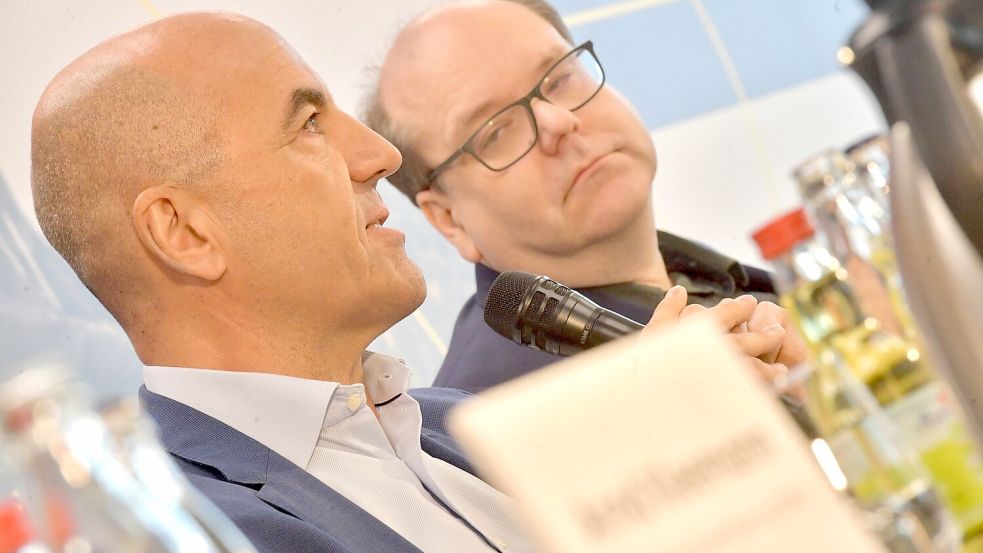 Der niedersächsische Energieminister Christian Meyer (rechts) und EWE-Vorstandsvorsitzender Stefan Dohler sind in Jemgum. Foto: Ortgies