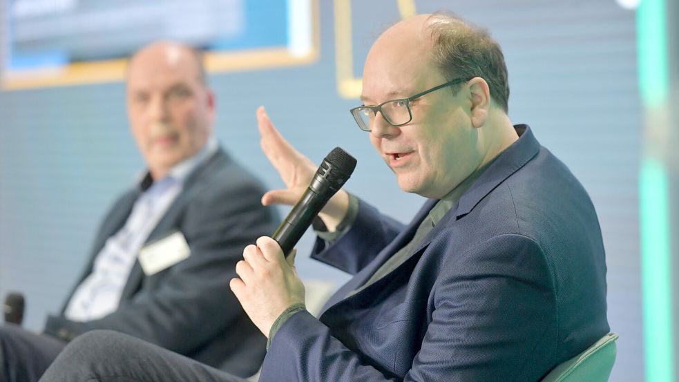 Umweltminister Christian Meyer (im Vordergrund) und Manfred Tannen, Präsident des Landwirtschaftlichen Hauptvereins für Ostfriesland gehörten zu den Rednern. Foto: Ortgies
