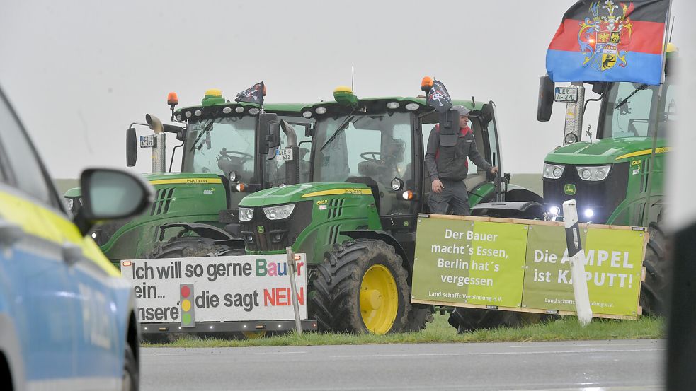 Im LSV (Land schafft Verbindung) organisierte Landwirte, nutzten die Gelegenheit des Festaktes, um kurz das Gespräch mit dem Ministerpräsidenten unter anderem zum Thema Agrardiesel zu suchen. Foto: Ortgies