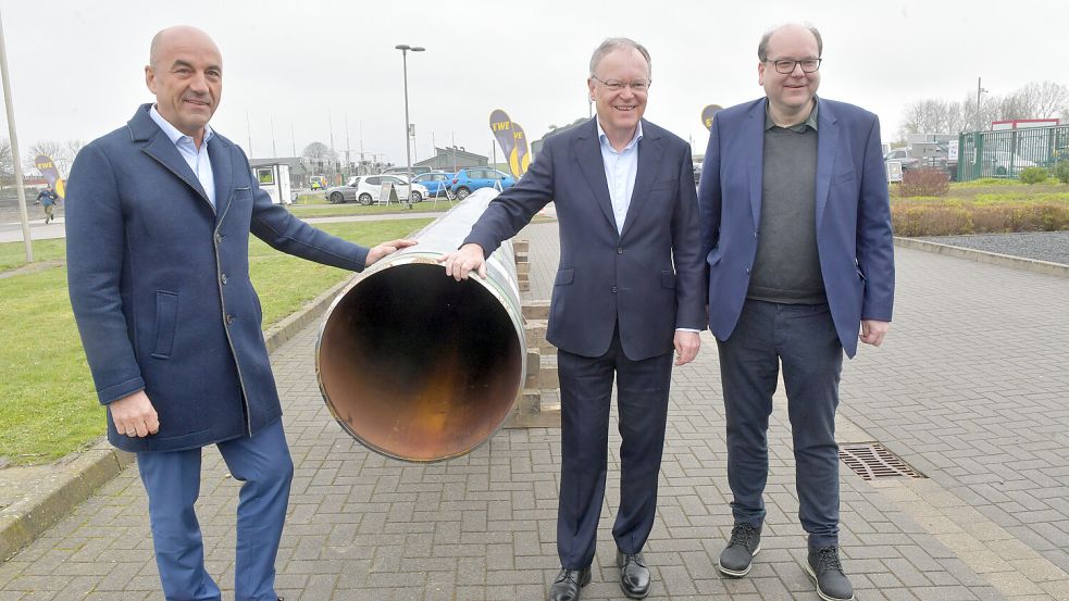 EWE-Chef Stefan Dohler (von links), Ministerpräsident Stephan Weil und Umweltminister Christian Meyer stehen an einem Rohr, wie sie auch für die Zukunftsleitung verbaut worden sind. Foto: Ortgies