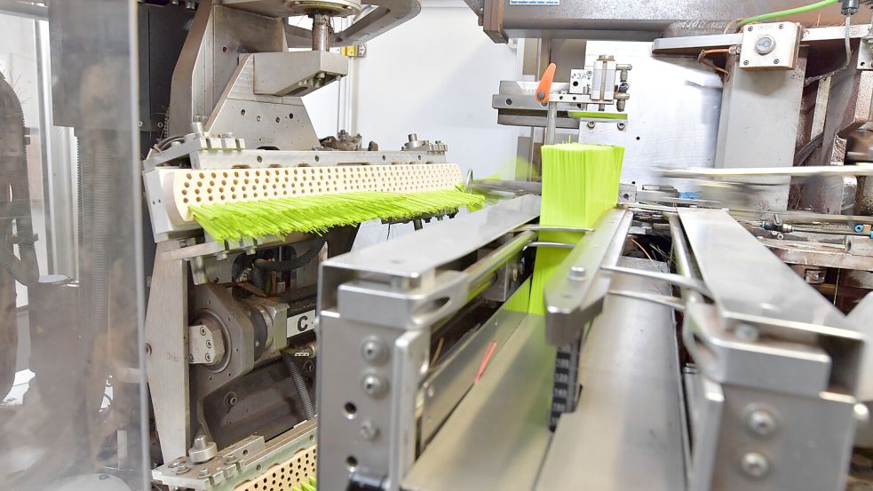 An dieser Maschine werden in kürzester Zeit rund 200 Löcher in das Holz gestanzt, dann die Borsten „eingeschossen“. Foto: Ortgies