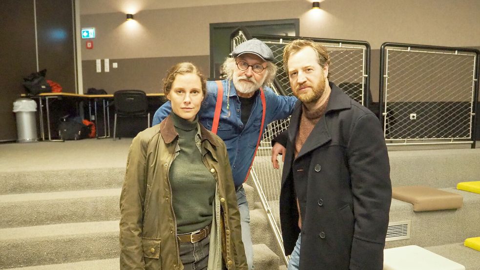 Tom Radisch (rechts) ist der neue Darsteller an der Seite von Picco von Groote. Er verkörpert nun Klaus-Peter Wolfs (Mitte) Romanfigur Frank Weller. Foto: Weiden