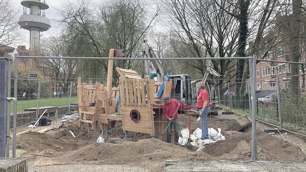 Früher verlief dort, wo heute der Stephansplatz mit Spielplatz ist, der Brauersgraben. Daran erinnern die Spielschiffe.