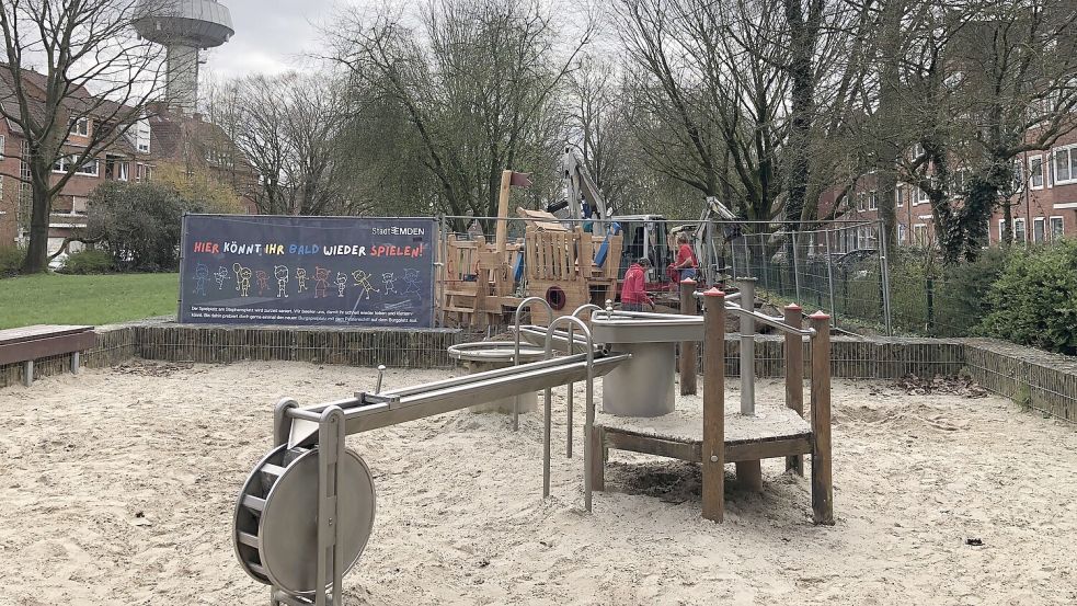 Im Bereich des Spielplatzes von der Bollwerkstraße aus gibt es eine Sandecke und Wasserspiele für kleinere Kinder.