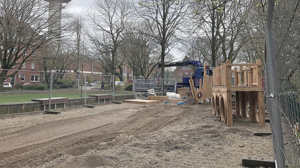 Ein bisschen ist noch zu tun: Der Spielplatz soll Mitte April neu eröffnen.