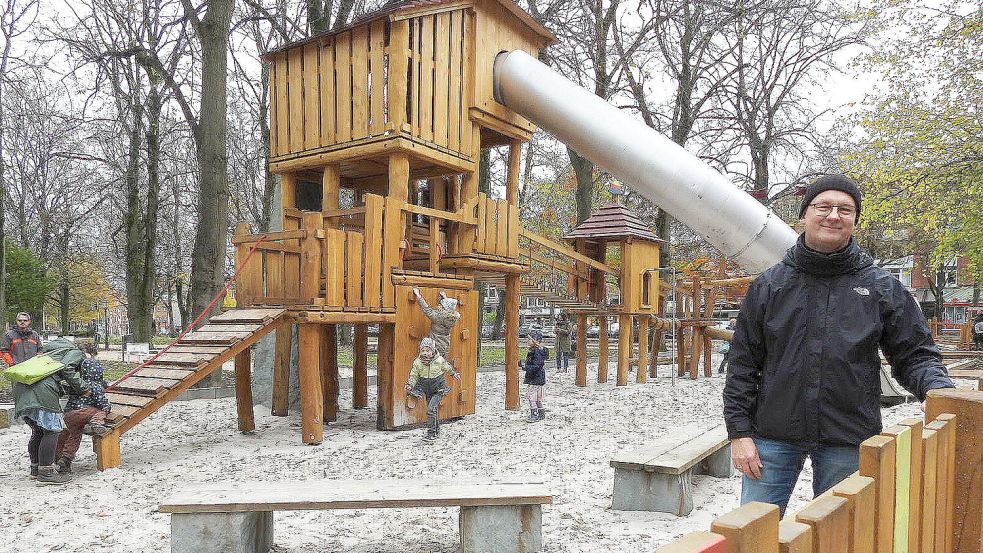 Johannes Amman hat schon zahlreiche Spielplätze in Emden geplant und lässt sich dabei oft von der Geschichte des jeweiligen Standorts inspirieren. Hier ist er beim neuen Burg-Spielplatz zu sehen, der - angelehnt an die frühere Emder Burg und den alten Emsverlauf - mit Burg-Elementen und einem Spielschiff überzeugt. Foto: F. Doden