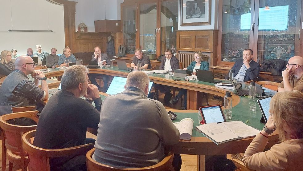 Höhere Steuern? Im Borkumer Finanzausschuss wurde intensiv diskutiert. Foto: Ferber