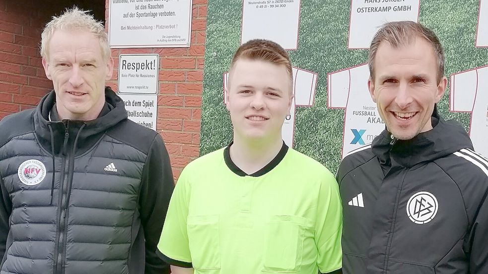 Mats Breemhaar leitete in Emden seine dritte Partie. Nach dem Spiel gab es Feedback von Profi-Schiedsrichter Florian Heft (rechts) und dem NFV-Schiedsrichter-Referenten Peter Bartsch. Foto: Privat