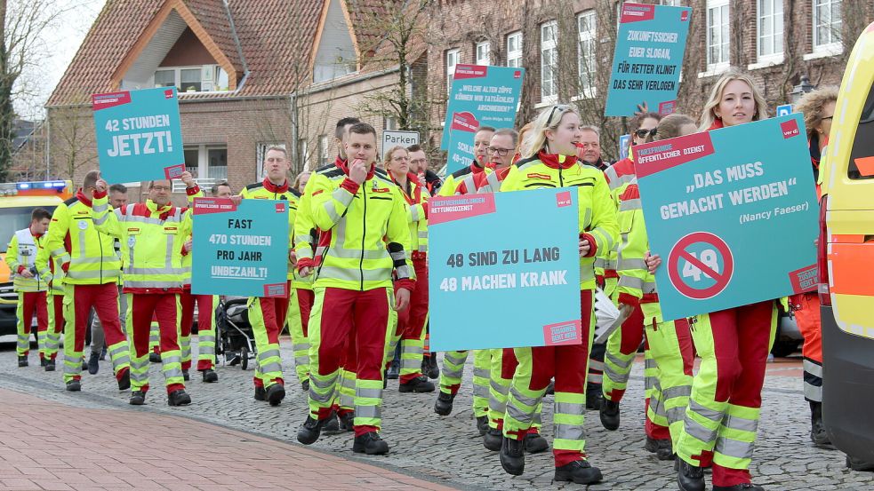 Rund 30 Mitarbeiter des Wittmunder Rettungsdienstes demonstrieren in der Innenstadt für bessere Arbeitszeiten. Foto: Oltmanns