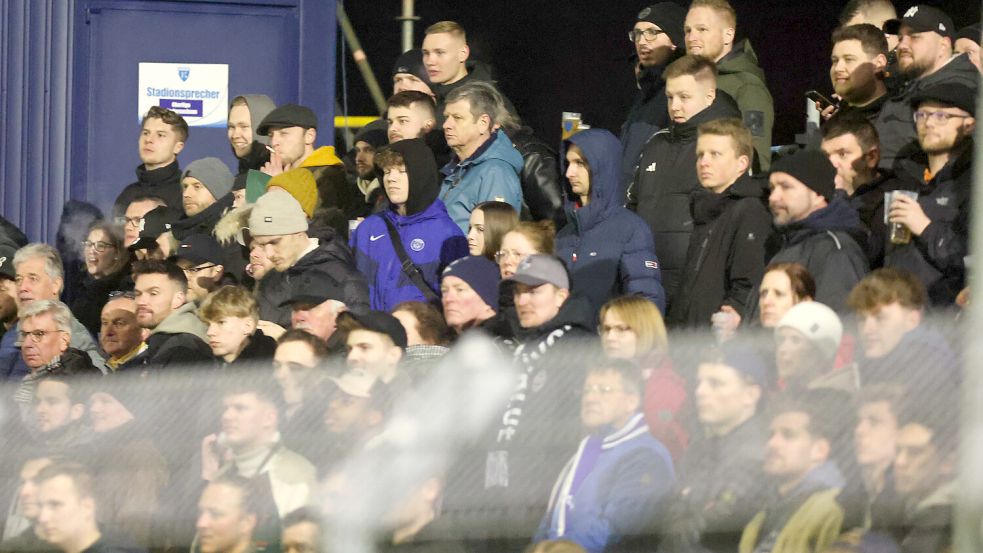 Nicht nur die Haupt-Tribüne, sondern auch auf der unüberdachten Seite des Ostfriesland-Stadions war am Mittwoch viel los. Foto: Doden, Emden