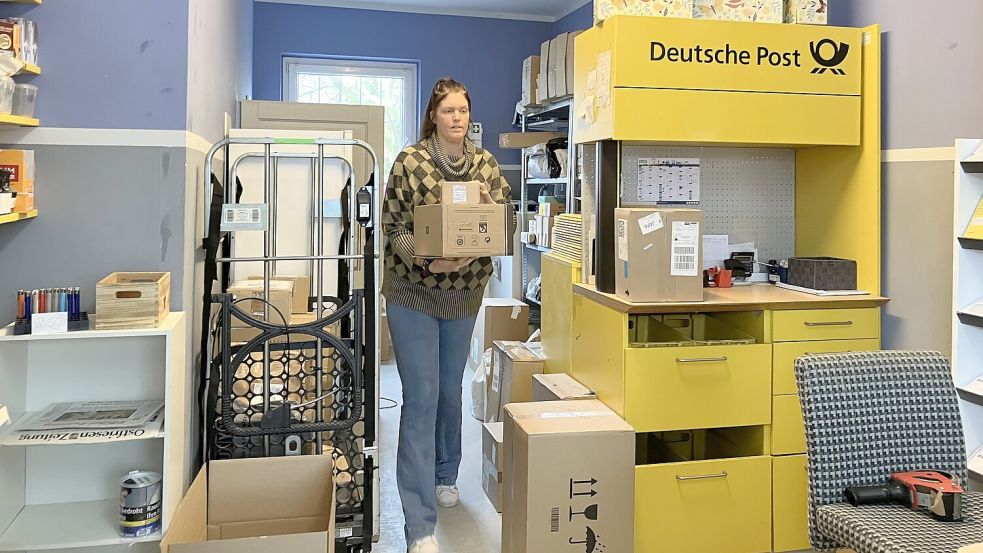Sie kann zupacken: Stefanie Cramer bei der Arbeit in der kleinen Filiale. Foto: Schuurman