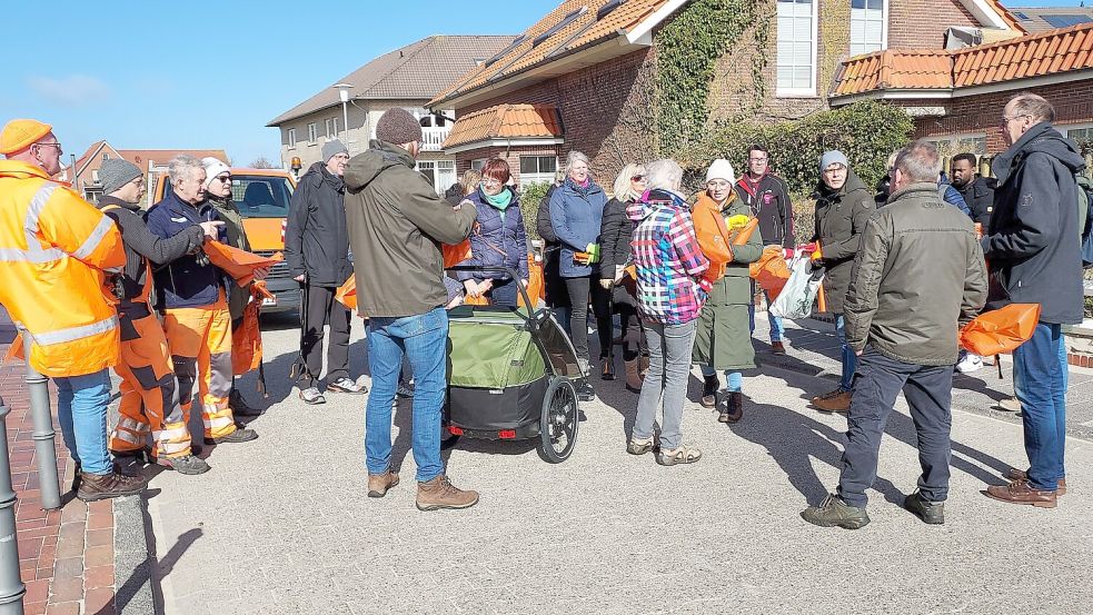 Mit orangen Mülltüten haben sich die Teilnehmer auf den Weg gemacht. Foto: M. Kauf