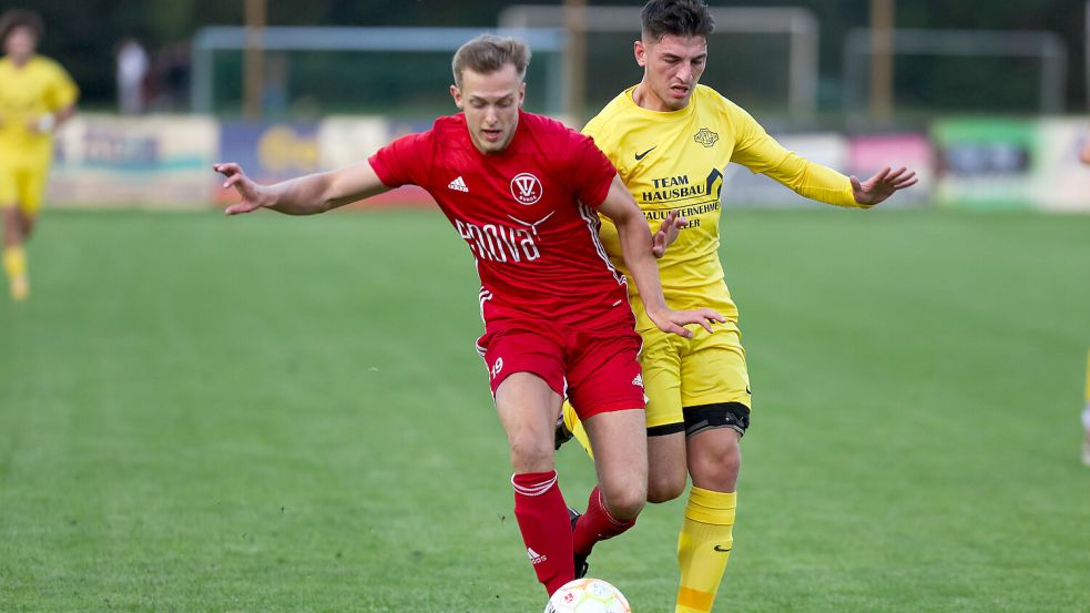 Aktuell rangiert Bunde (links Arne Zimmermann) knapp vor Leer (rechts Baran Saracoglu). Doch die Germania hat noch zwei Spiele in der Hinterhand. Foto: Doden, Emden