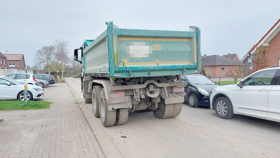 Schwere Lastwagen rumpeln schwer beladen über den schmalen Lindenweg. Foto: Hanssen