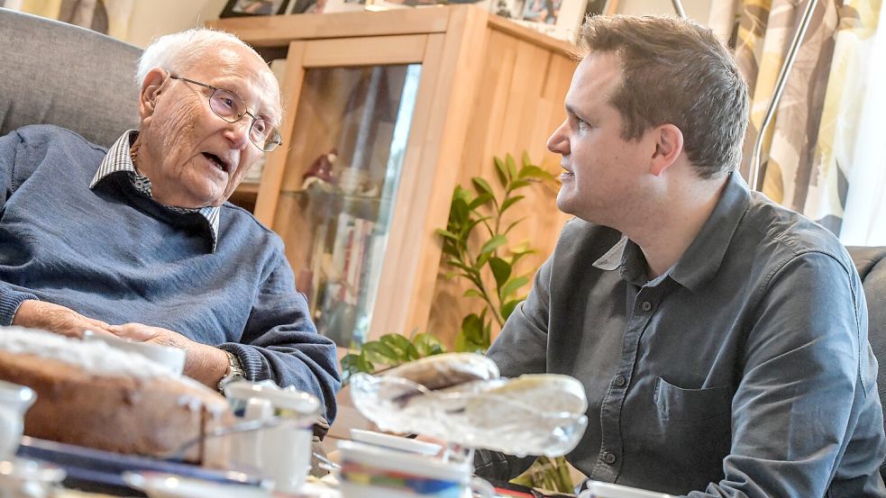 Nicolas Büchse hat für das Buch viele Gespräche mit dem Holocaust-Überlebenden Albrecht Weinberg geführt. Foto: Ortgies/Archiv