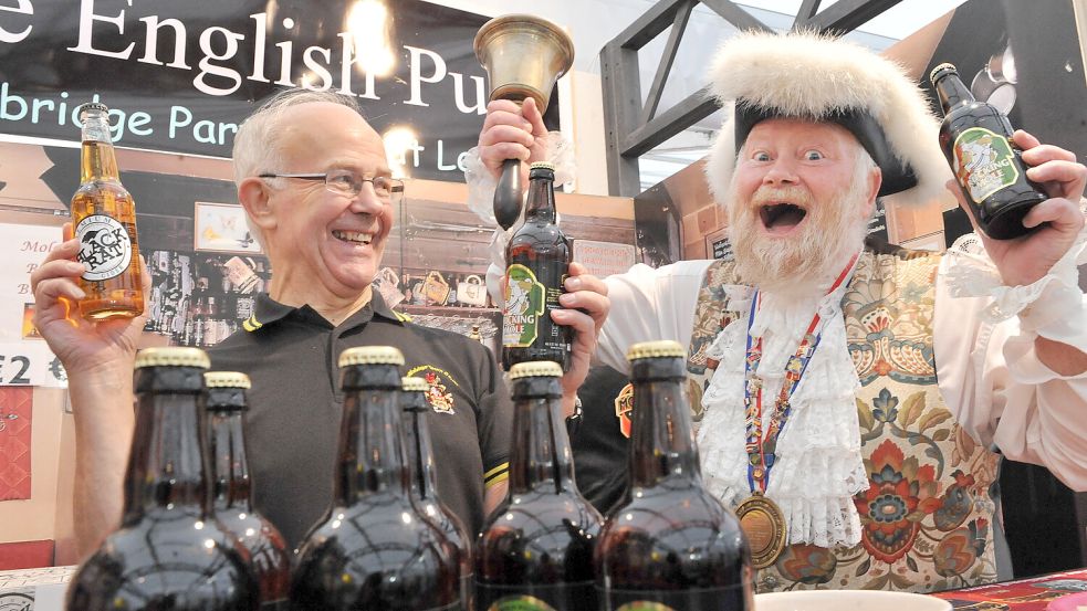 Trevor Heeks (rechts) und Douglas Ross versorgten 2012 bei der Ostfrieslandschau die Besucher mit Bier und Apfelwein. Foto: Ortgies/Archiv