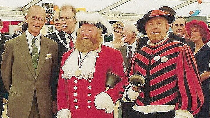 Bei einer Messe in Trowbridge trafen 1993 Towncrier Trevor Heeks (Mitte) und der Leeraner Herold Bodo Wolters (rechts) auch Prinz Philip (links). Foto: H. Wolters/Archiv