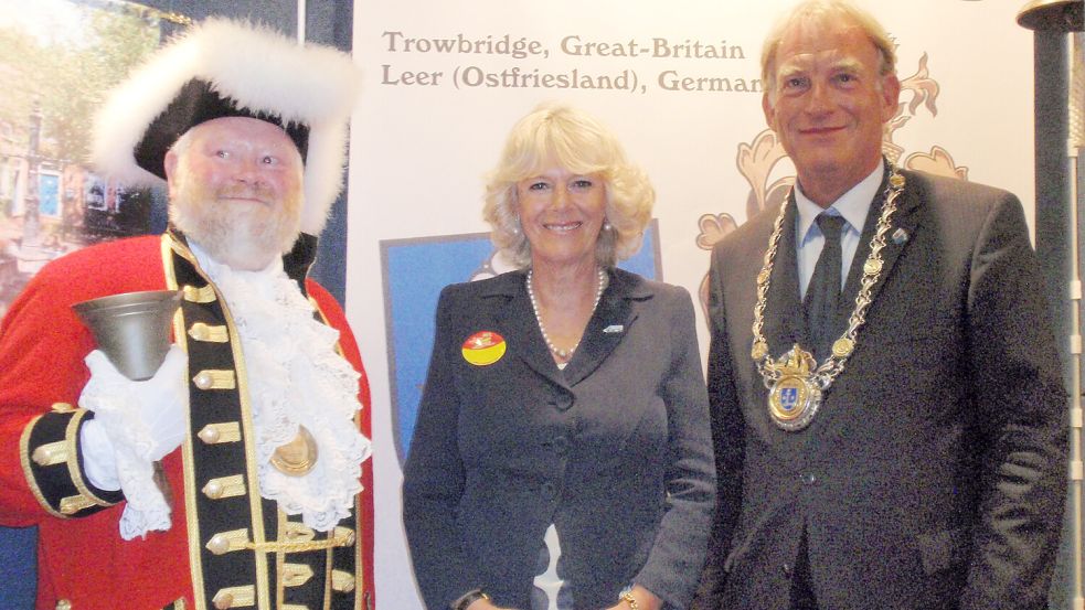 Bei einer Messe in Trowbridge traf der damaligen Leeraner Bürgermeister Wolfgang Kellner und Trevor Heeks auch die heutige Königin Camilla, Ehefrau von König Charles III. Foto: privat/Archiv