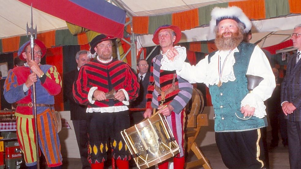 Gemeinsam mit den Leeraner Herolden eröffnete Trevor Heeks auch im Jahr 1991 den Gallimarkt. Foto: Stadtarchiv Leer