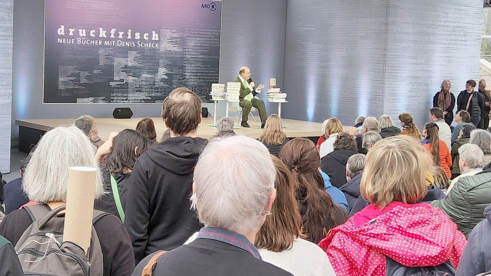 Veranstaltungen wie hier mit Literaturkritiker Denis Scheck haben großen Zulauf. Foto: Lüppen