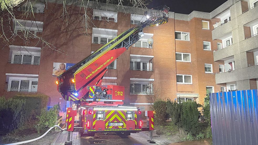 Per Drehleiter mussten einige Bewohner aus dem Haus befreit werden. Fotos: Freiwillige Feuerwehr Norden