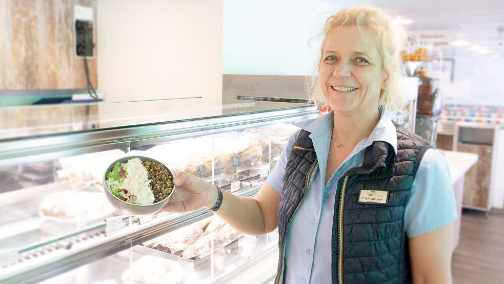Service-Leitung Claudia Hanschmann zeigt eine der Bowls aus dem neuen Speise-Angebot. Foto: AG Ems