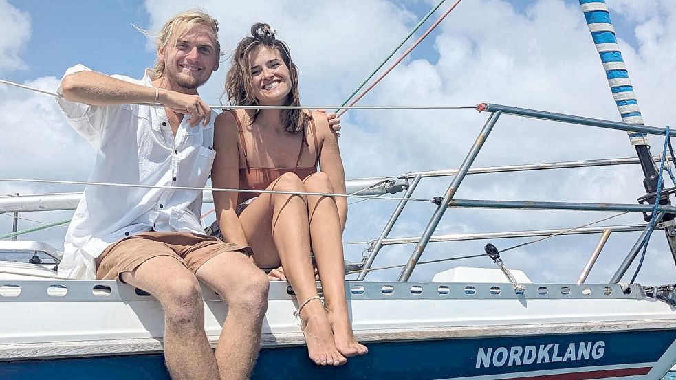 Janek und Lena auf ihrem Segelboot "Nordklang". Bild: Privat