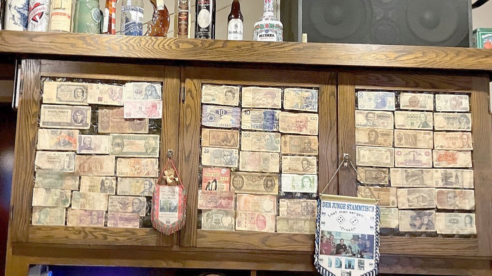 Selbst Geldscheine aus China oder Kuba fanden ihren Weg in das Gasthaus in Rysum. Foto: Groenendaal